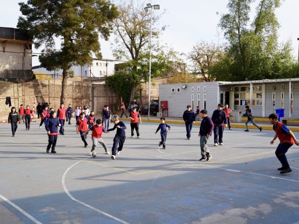 Estudiantes durante una actividad deportiva en la escuela