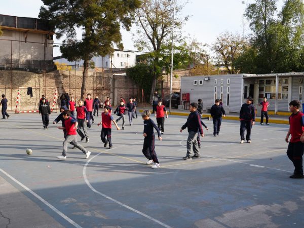 Estudiantes durante una actividad deportiva en la escuela
