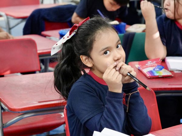 Estudiantes trabajando en la sala de clases