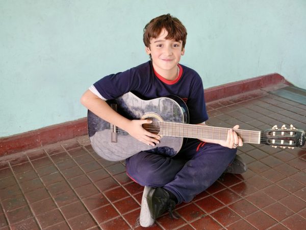 Estudiantes tocando instrumentos en el taller de música