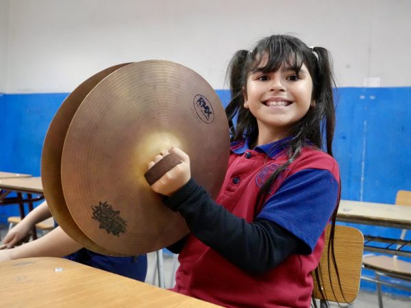 Estudiantes tocando instrumentos en el taller de música