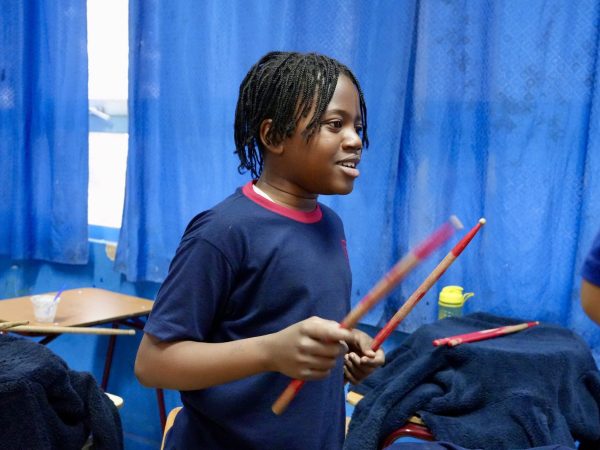 Estudiantes tocando instrumentos en el taller de música