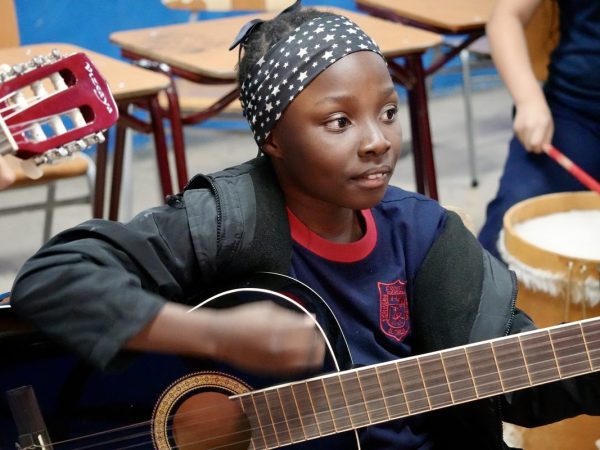Estudiantes tocando instrumentos en el taller de música
