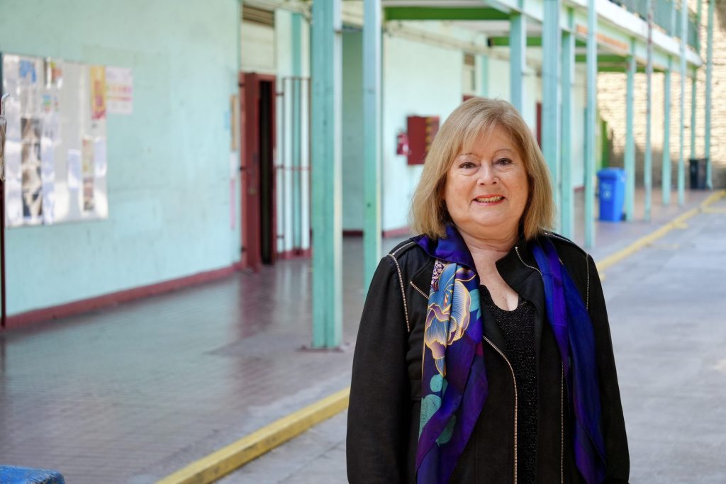 La directora de la escuela en el pasillo del establecimiento