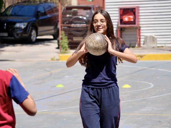 Estudiantes durante una actividad deportiva en la escuela