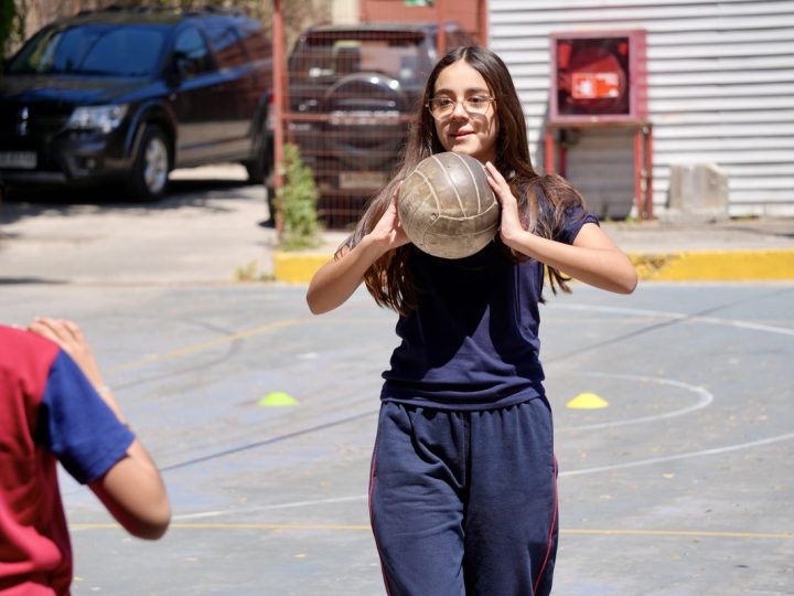 Estudiantes durante una actividad deportiva en la escuela