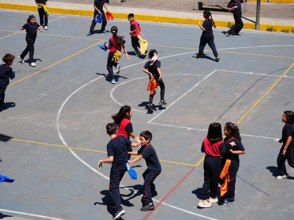 Estudiantes durante una actividad deportiva en la escuela