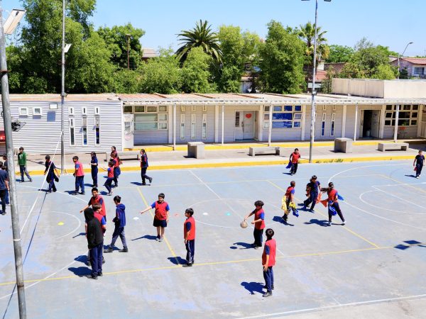 Estudiantes durante una actividad deportiva en la escuela