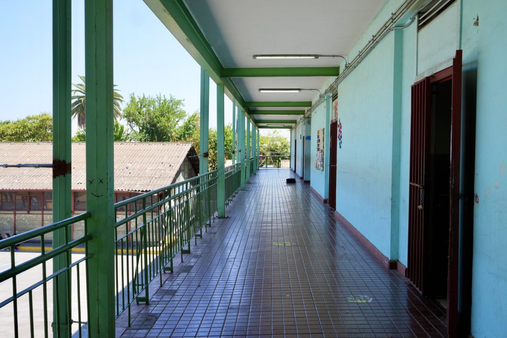 Pasillo del segundo piso de la escuela