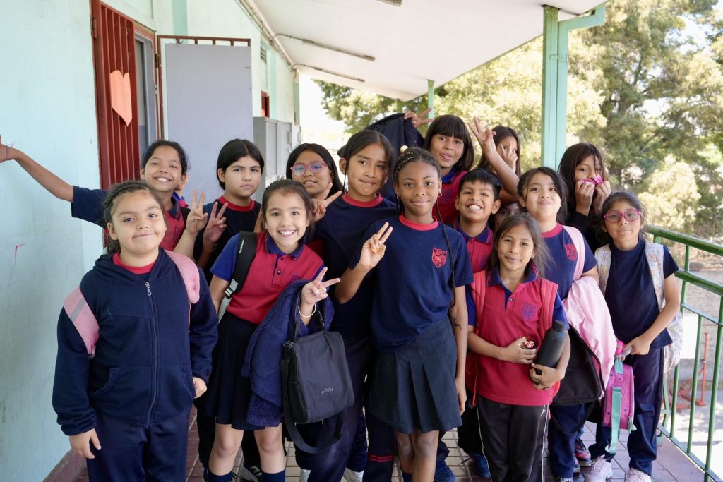 Grupo de estudiantes reunidos en el pasillo de la escuela