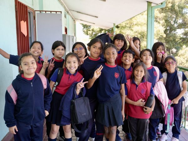 Grupo de estudiantes reunidos en el pasillo de la escuela
