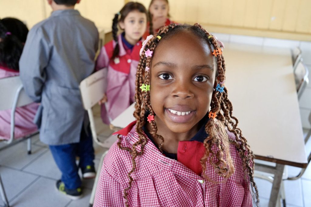 Estudiante sonriendo durante una actividad de aula