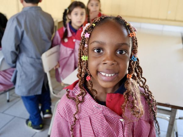 Estudiante sonriendo durante una actividad de aula