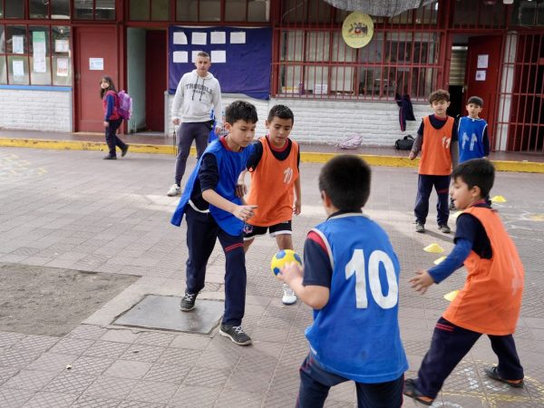 Estudiantes durante una actividad deportiva en la escuela