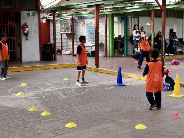 Estudiantes durante una actividad deportiva en la escuela