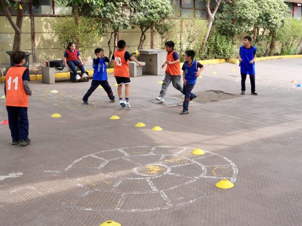 Estudiantes durante una actividad deportiva en la escuela