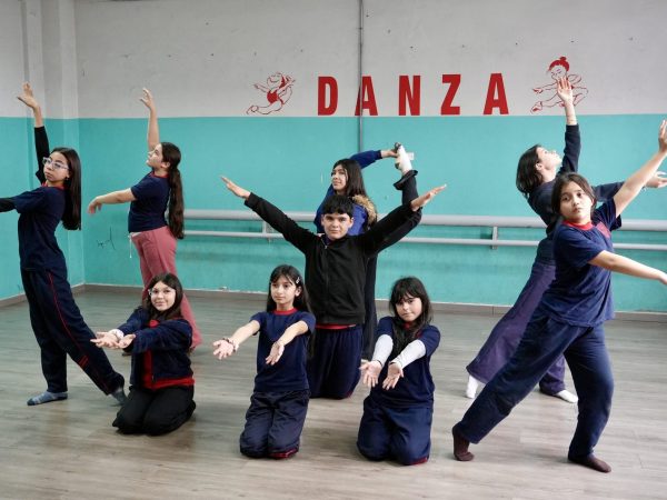 Estudiantes en la sala del taller de danza