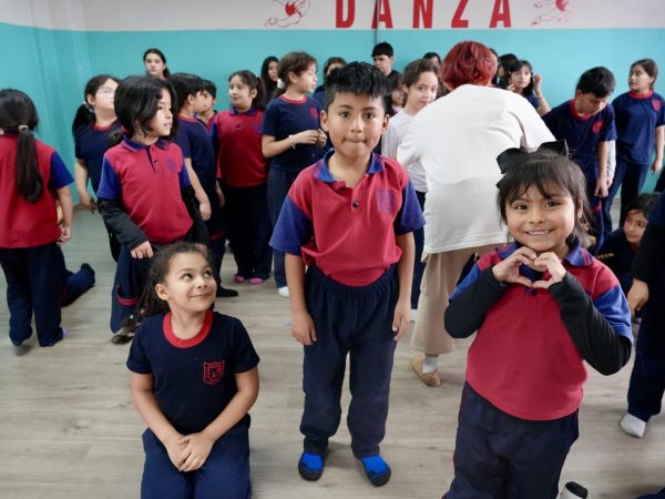 Estudiantes de la escuela durante una actividad de la comunidad