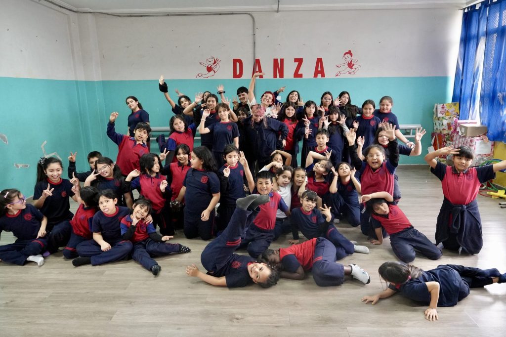 El taller de danza reunido en su sala