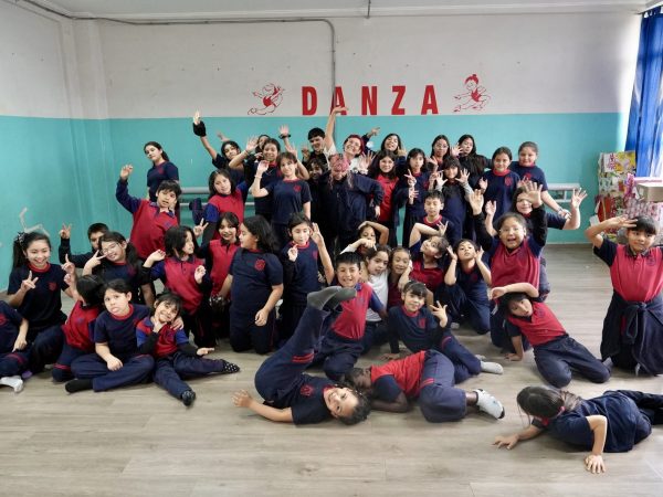 El taller de danza reunido en su sala