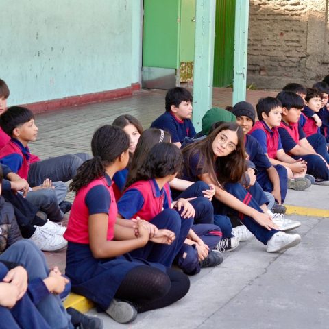 Estudiantes reunidos en el patio durante una actividad compartida