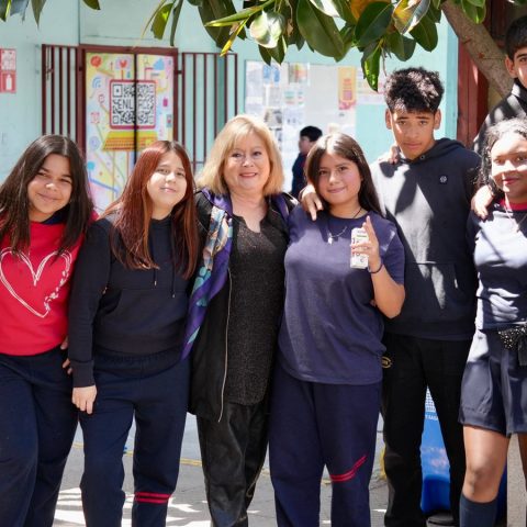 Estudiantes y docentes caminando juntos por el entorno de la escuela